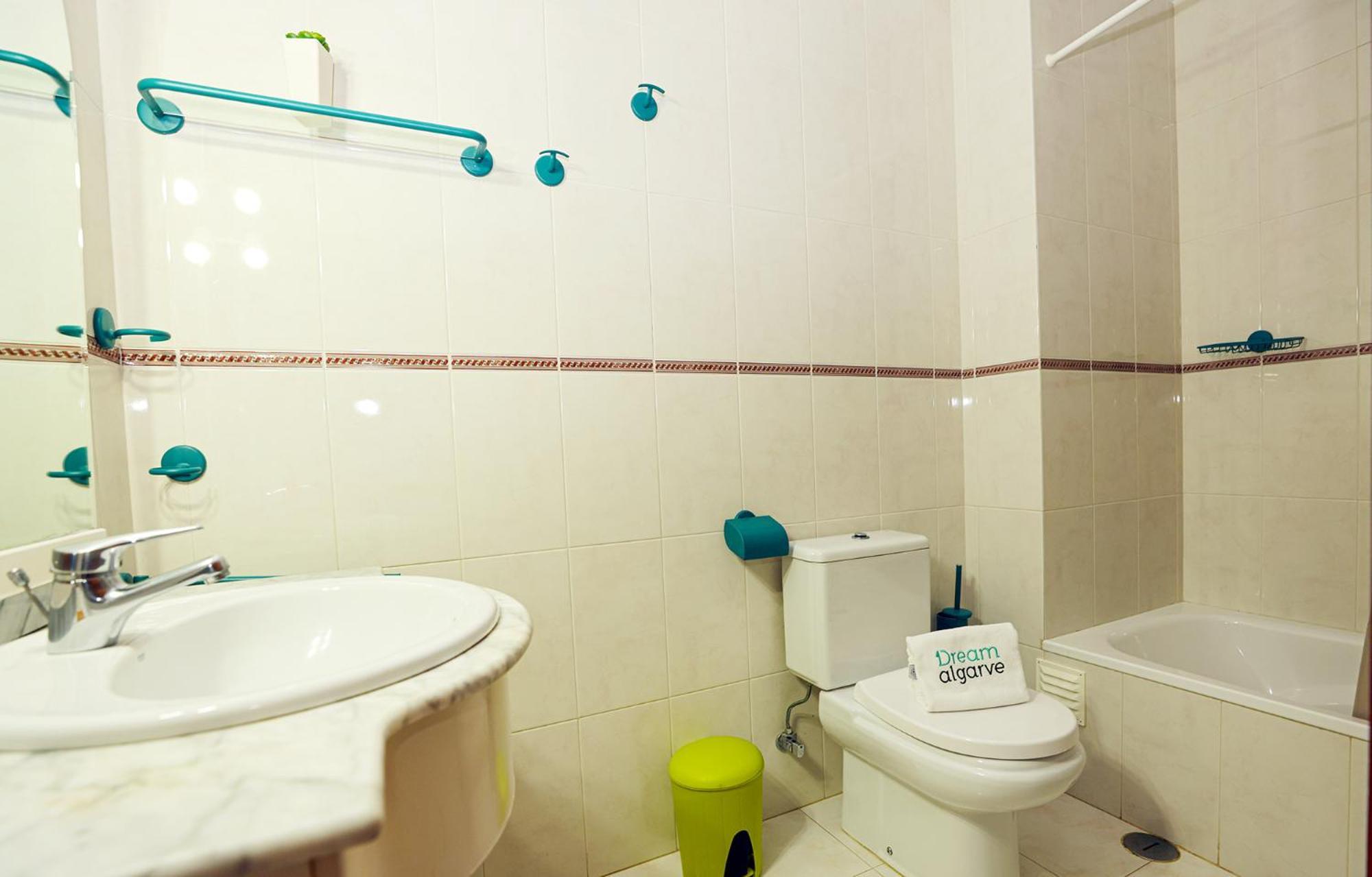 P - Meia-Praia Seaview Guesthouse Лагос Екстериор снимка