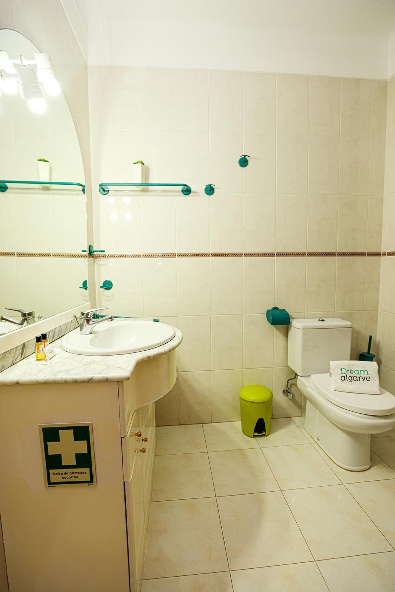 P - Meia-Praia Seaview Guesthouse Лагос Екстериор снимка